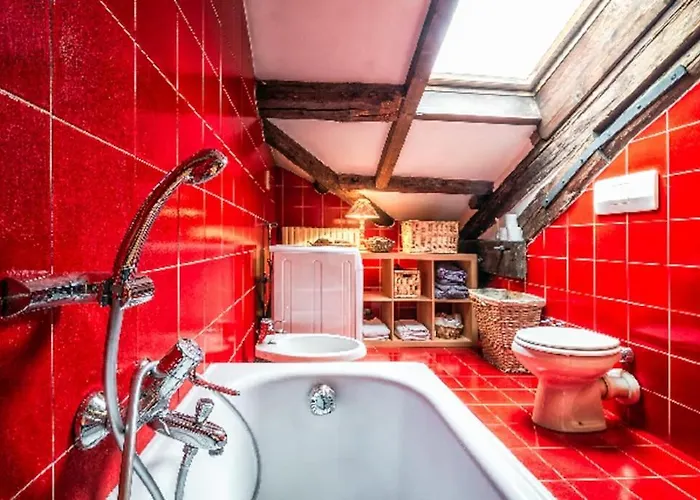 Loft Overlooking The Old Town . Appartement *