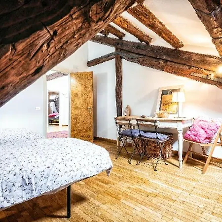Loft Overlooking The Old Town . Apartamento Feltre
