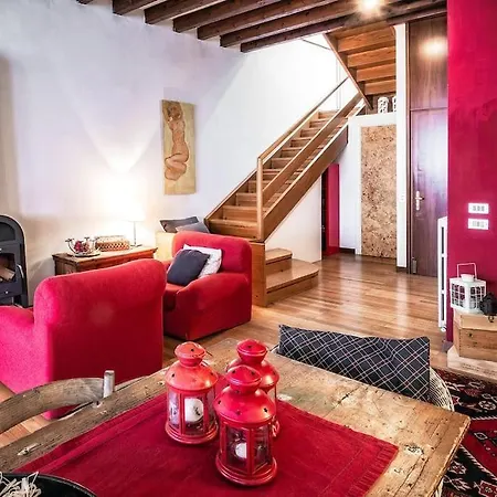 Loft Overlooking The Old Town .