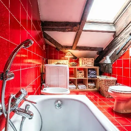 Loft Overlooking The Old Town . Apartamento *