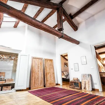 Apartamento Loft Overlooking The Old Town . Feltre